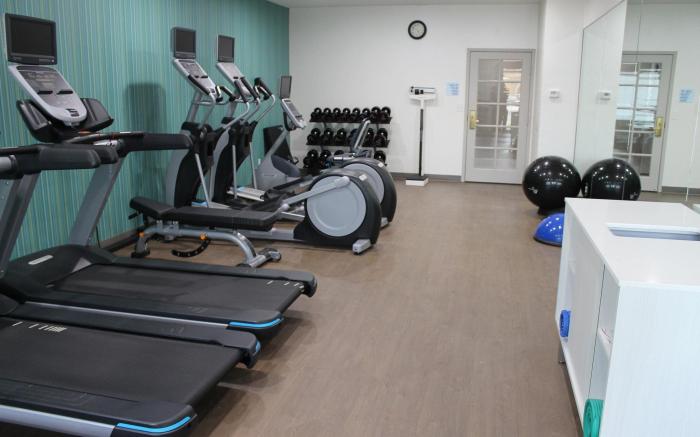 Holiday Inn Express and Suites Tulare By IHG