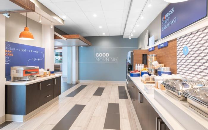 Holiday Inn Express And Suites Phoenix - Airport North By IHG