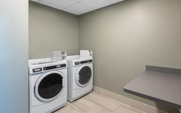 Holiday Inn Express And Suites Phoenix - Airport North By IHG
