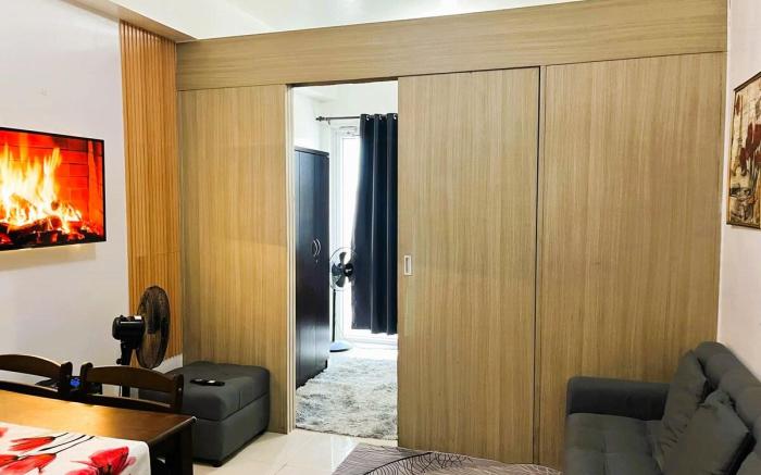 Stylish Condo with Makati View Near MOA and Luneta
