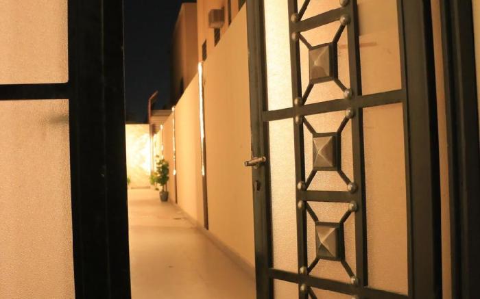 Quiet studio with side seating 4