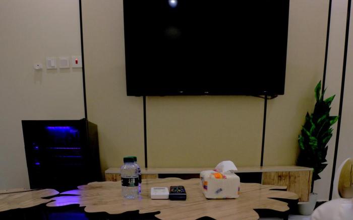 Quiet studio with side seating 4