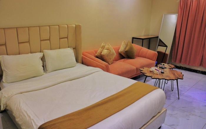 Quiet studio with side seating 4