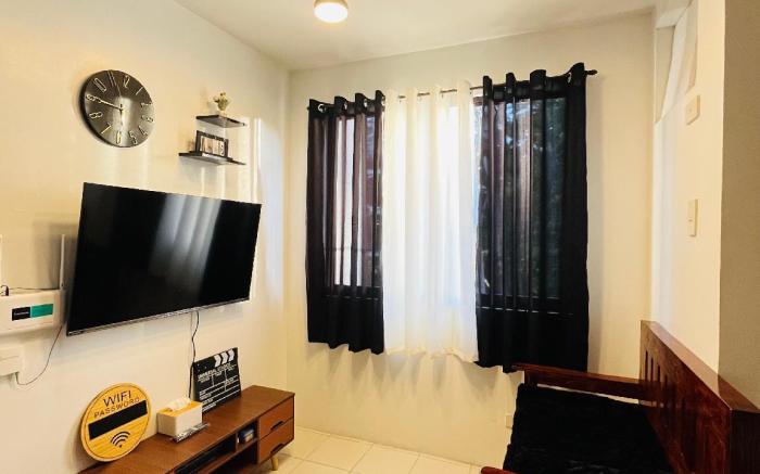 FabloGetaway Beside EK Black & Wood