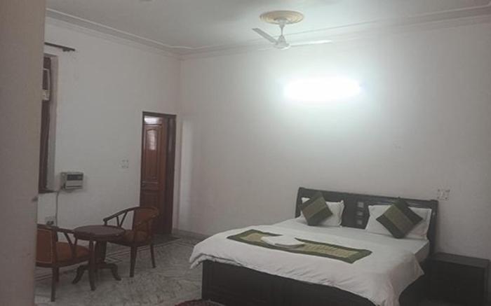 FabHotel Noida Dreamz