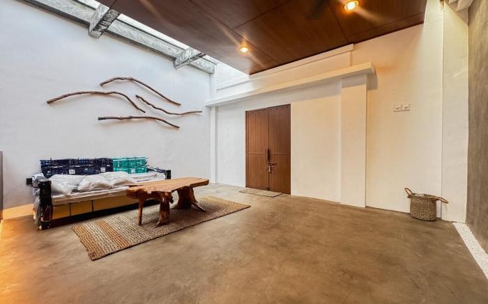 NEW! 8 mins to Airport, Transit, Stylish Room