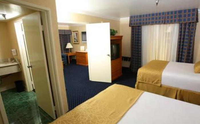 Hotel d Lins Ontario Airport