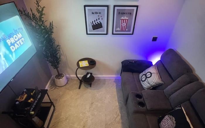 Luxurious cinema studio near the sea self check-in
