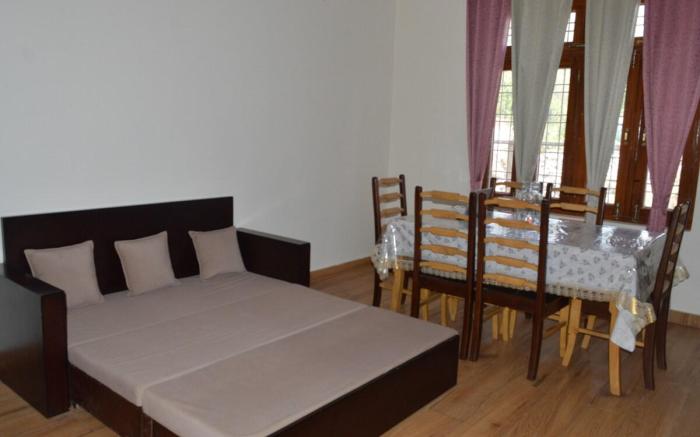 Casa De Fortuna -A |1BHK|GF| Bhimtal by Homeyhuts