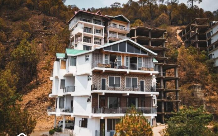 Loft Hills 4BHK Apartment by Homeyhuts|Kasauli-FF