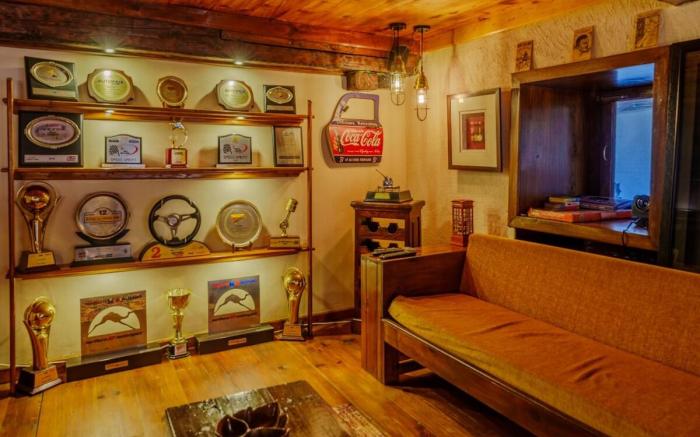 Old World Orchard Retreat | 2BR | FF by Homeyhuts