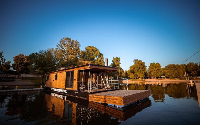 House Boat s vyhledem na Wake Park