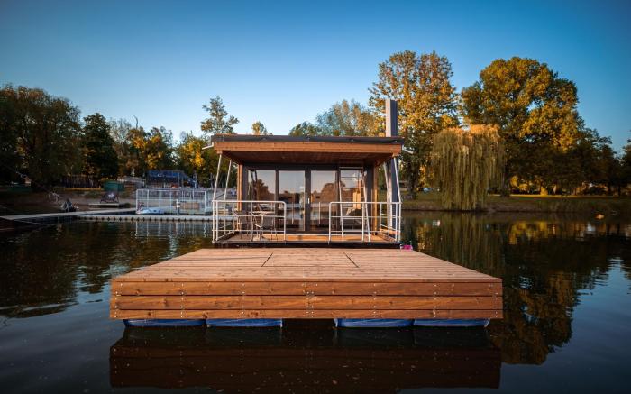 House Boat s vyhledem na Wake Park