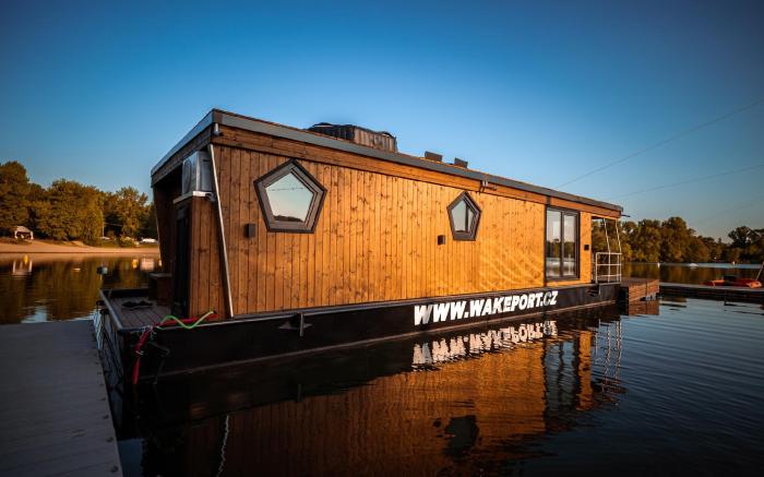House Boat s vyhledem na Wake Park
