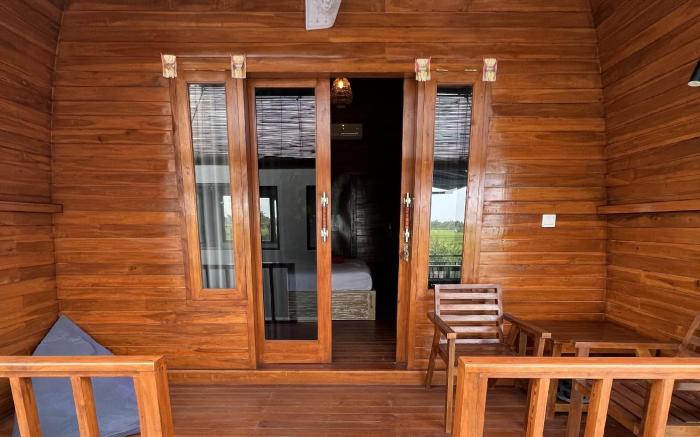 Lumbung Kembar Guest House, Nyanyi