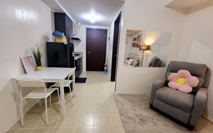 Studio Type Condo near Boni MRT  Pioneer Woodlands