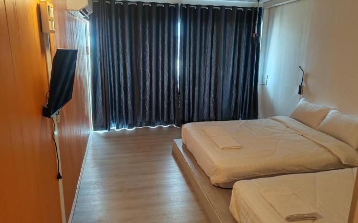 The beach หาดเสาเอียง