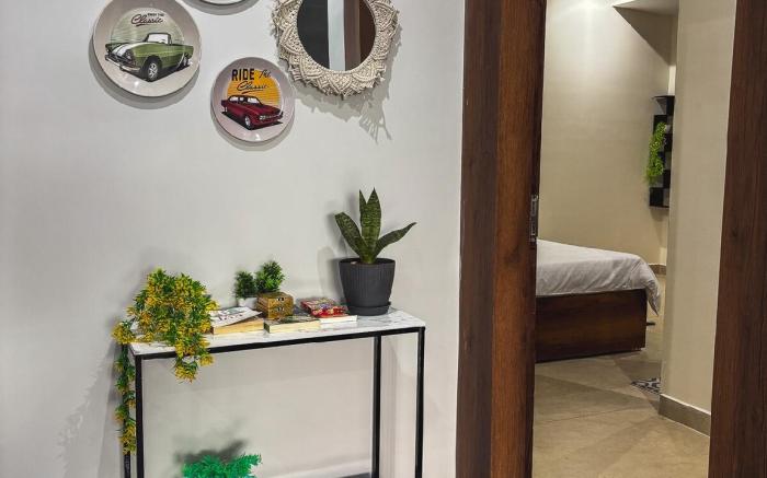 Hilltop 2BHK w/AC •Rooftop Café•24/7Care| parking 