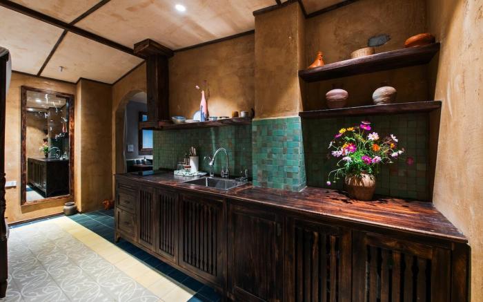 7.Hanoi Gem: Rustic Studio w/ King Bed & Projector