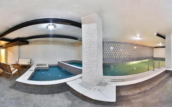 White Monarch Hotel