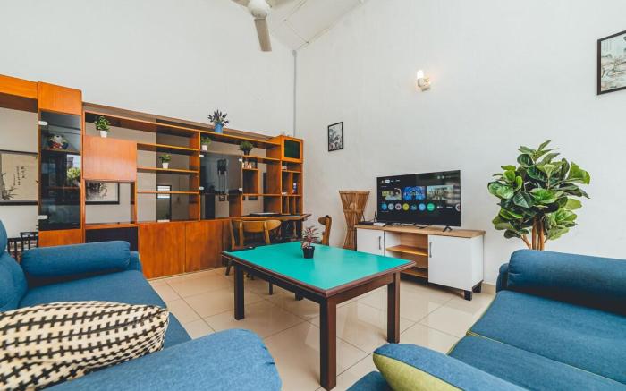 Batu Pahat w Pool table & Karaoke Villa 4BR 16pax