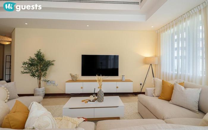 Elegant Family Retreat in Dubai's Deira: 3BR Oasis