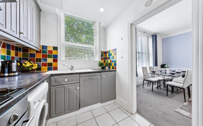 Light Blue Luxury 2 Bedroom Flat Next to Westfield Shopping Mall for 7