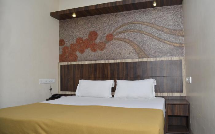 Hotel Shambhuji 28.3 km  CSM International Airport