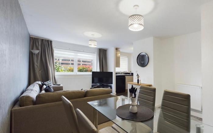 Modern 2 Bed City Apartment with Private Parking