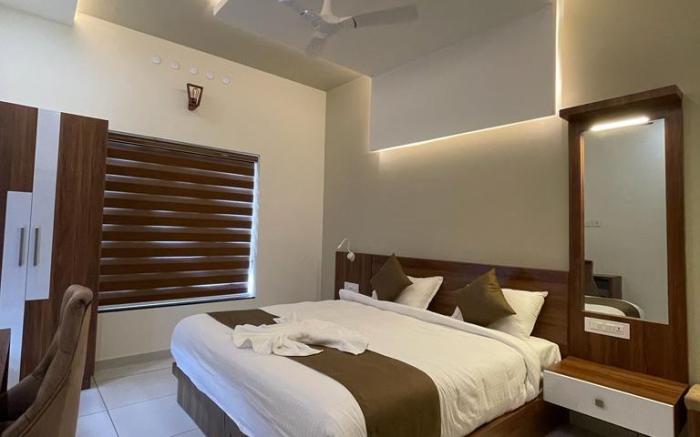 Diga Vista Lake View 4BHK Swimming Pool Cottage