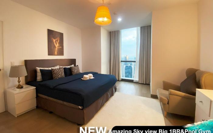 Amazing big 1BR Sky View Century Spire Makati 4709
