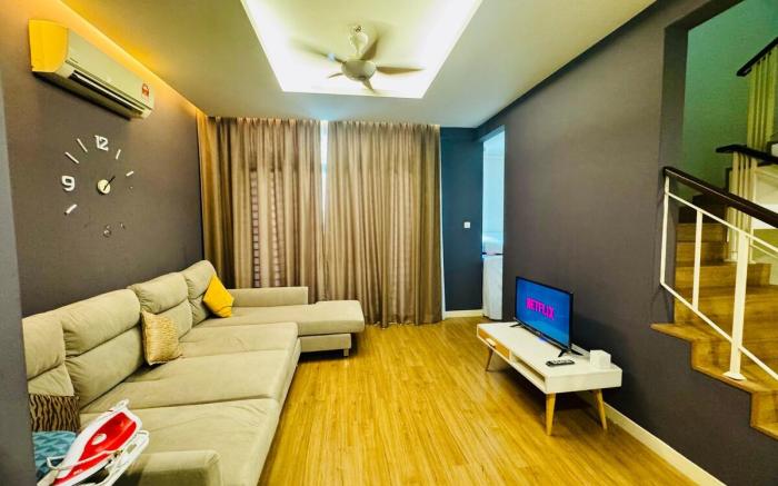 Batu Ferringhi Home Near Beach in Penang Pool