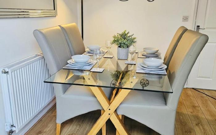 Stylish 3 Bed Home With Garden & Free Parking
