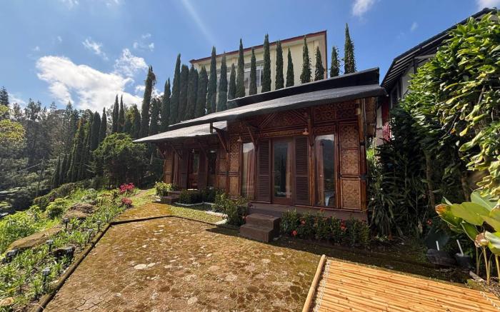BUMO House by Villa Istana Bunga