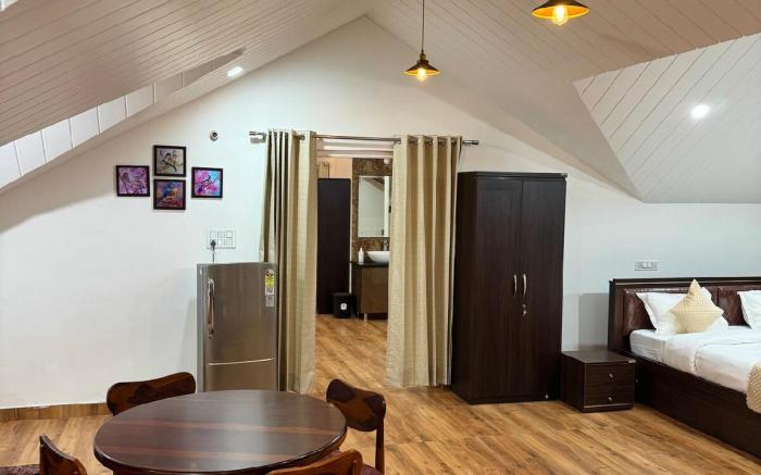 Attic Breeze 2BR -Mountain Villa By Homeyhuts
