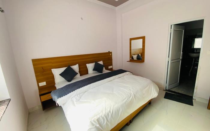 Hotel Paramount & Cafe by YatriMap