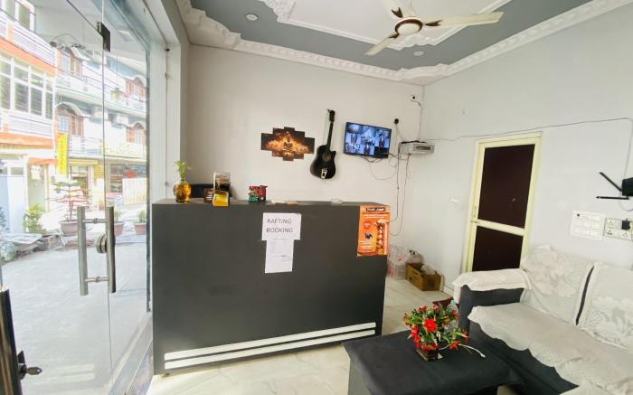 Hotel Paramount & Cafe by YatriMap