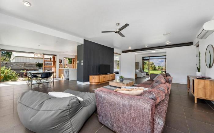 Huon Valley House: luxury, layout, location