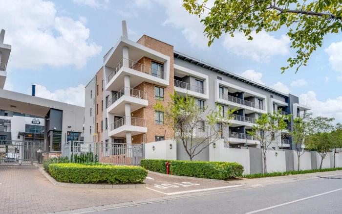 Chic 2-Bedroom Stay w/ Pool & Fast WiFi| Bryanston