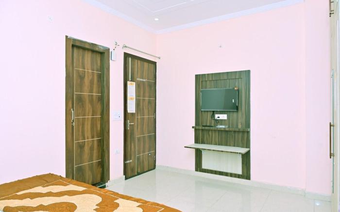 Maa Ganga Homes |Room No 301(No unmarried couples)