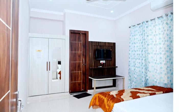 Maa Ganga Homes| Room No 303(No unmarried couples)