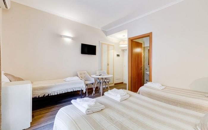 JMartins Quadruple Room near Trevi Fountain