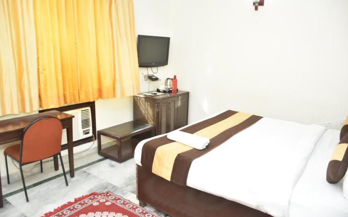 Tipsyy Inn Suites 006
