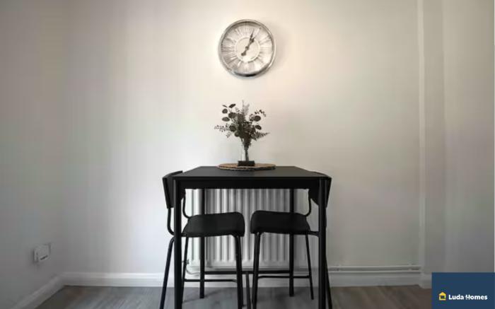 Camberley/ Sleeps 8 / Next to Hospital w/ Parking