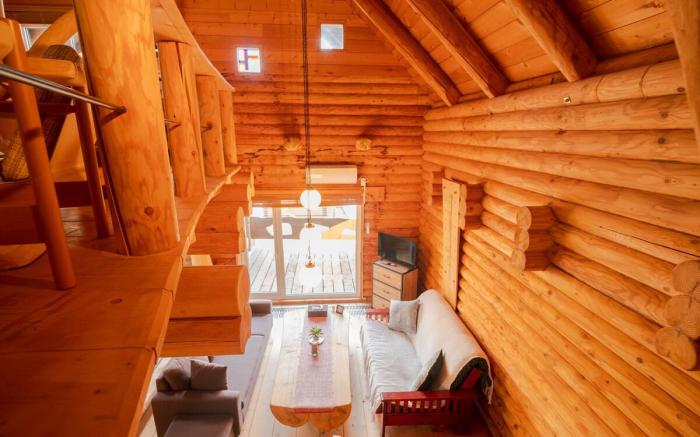 Lake Toya Hillside House / Spacious Log House