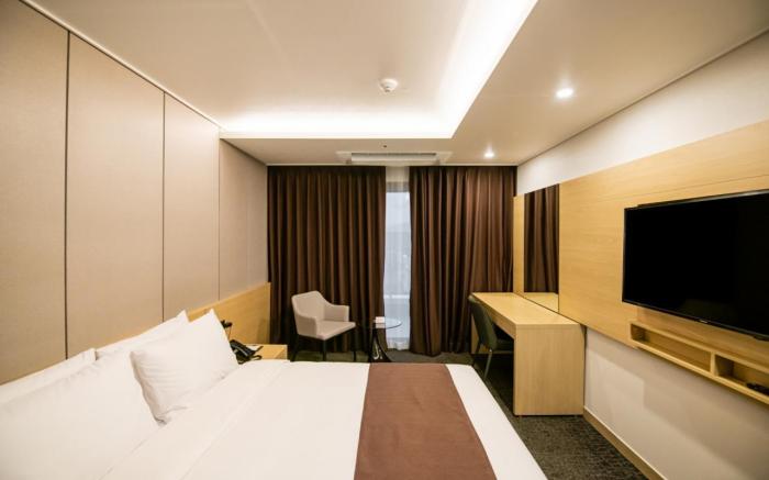 M83 Jackson Hotel 