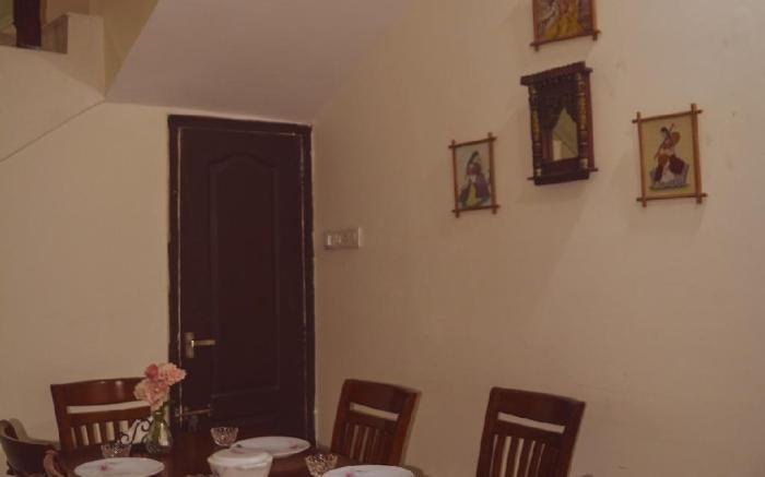 Lit Room in Farmhouse, Private Bath + Shared Lawn