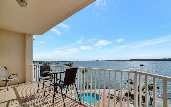 Sunlit Bayview Suite Balcony Pool & Hot Tub