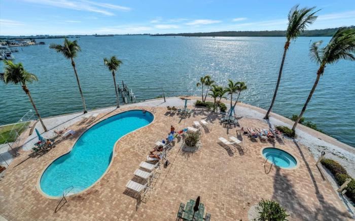 Sunlit Bayview Suite Balcony Pool & Hot Tub