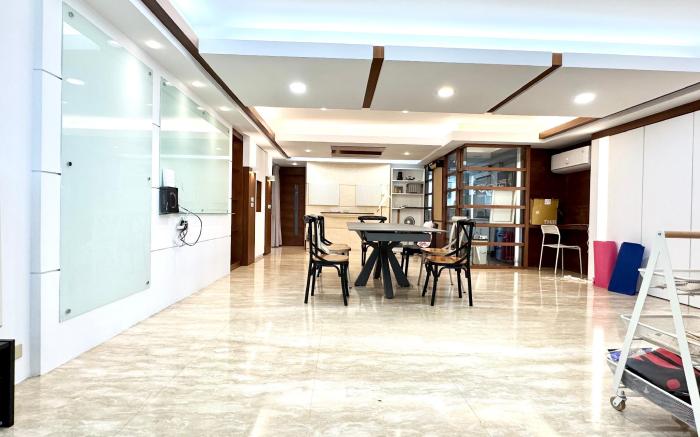 Chic Stay in Taipei’s Fashion Hub | 2min to MRT